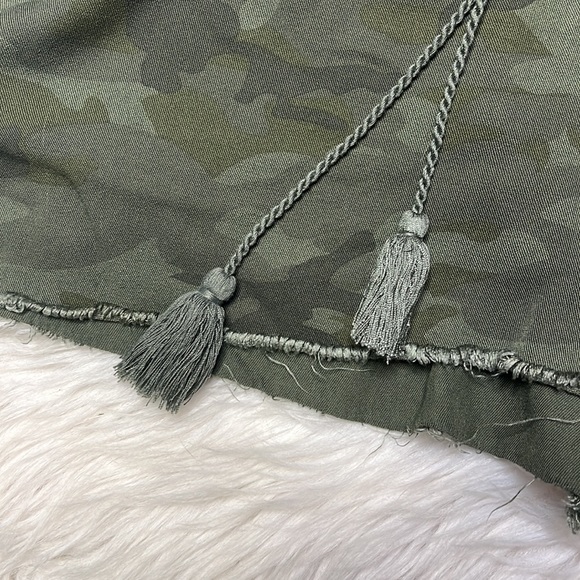 ✅(Donated) Knox Rose Boho Camo Tassle Toe Shorts - Picture 5 of 6